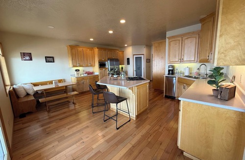 Medford House | Viewtacular Estate in East Medford with Lazy lagoon Pool, Sauna and Hot Tub!