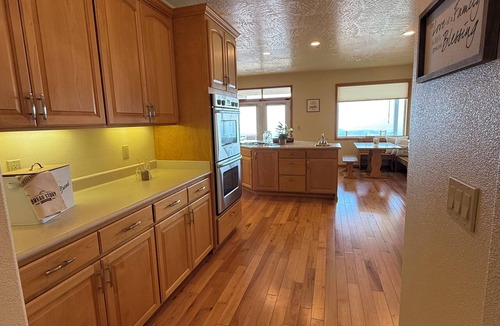 Medford House | Viewtacular Estate in East Medford with Lazy lagoon Pool, Sauna and Hot Tub!