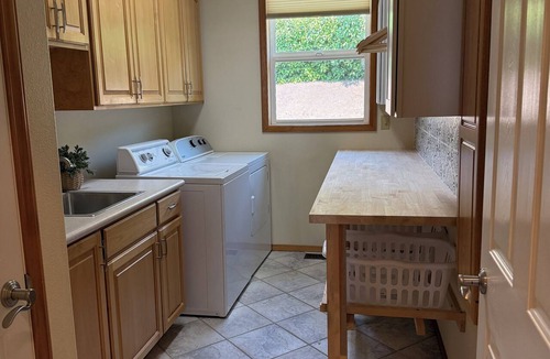 Medford House | Viewtacular Estate in East Medford with Lazy lagoon Pool, Sauna and Hot Tub!