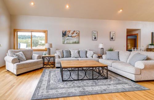 Oakland House | Vineyard Farmhouse in Oakland w/Hot Tub!