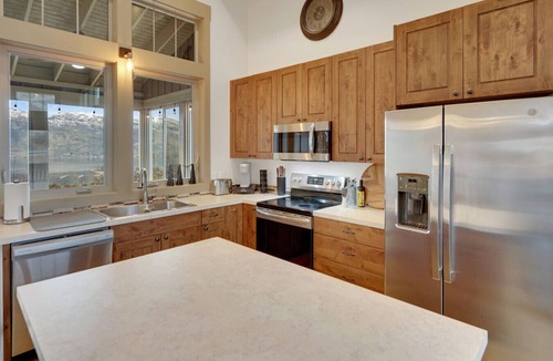 Oroville Cottage | Vineyard Vista- Lakeview Cottage, pool, beach, golf cart!