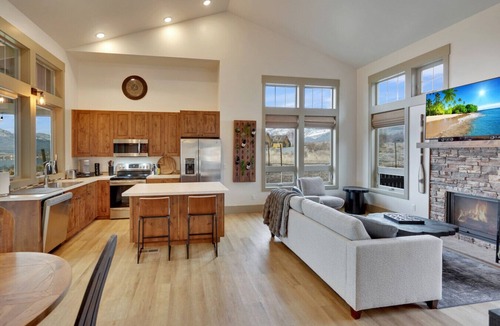 Oroville Cottage | Vineyard Vista- Lakeview Cottage, pool, beach, golf cart!
