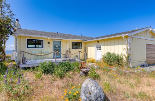 Coupeville House | Vintage Beach House by AvantStay | Waterfront Home