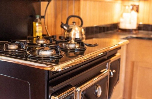 Hyde Park House | Vintage Charmer Entire Home Near Logan