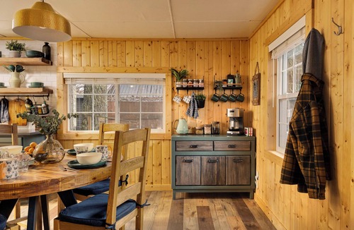Rhododendron Cabin | Vintage Mt. Hood Cabin! Hot Tub, Fire Pit & Pet Friendly