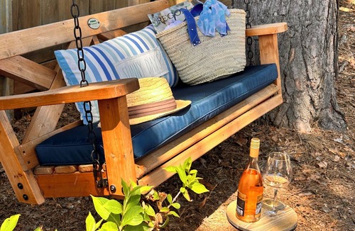 Dundee House | Walk to 9 Wineries & Red Hills Market Firepit Trellis Swing Fast Wifi