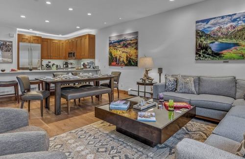 Edwards House | Walk to Arrow Bahn Express | Icegrass Chalet