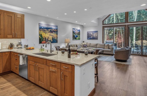 Edwards House | Walk to Arrow Bahn Express | Icegrass Chalet