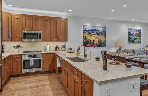 Edwards House | Walk to Arrow Bahn Express | Icegrass Chalet