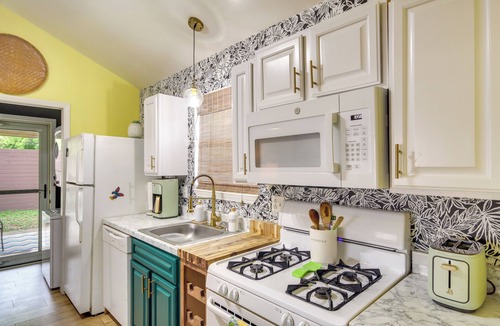 Biloxi House | Walk to Beach! Romantic 'Deja View' Apt in Biloxi