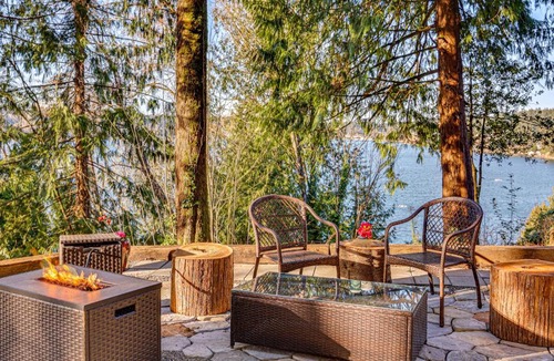Burley Apartment | Walk to Beach! Scenic 'Wine Studio' in Gig Harbor