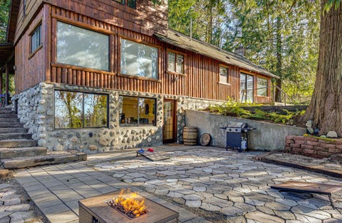 Burley Apartment | Walk to Beach! Scenic 'Wine Studio' in Gig Harbor