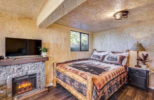 Burley Apartment | Walk to Beach! Scenic 'Wine Studio' in Gig Harbor