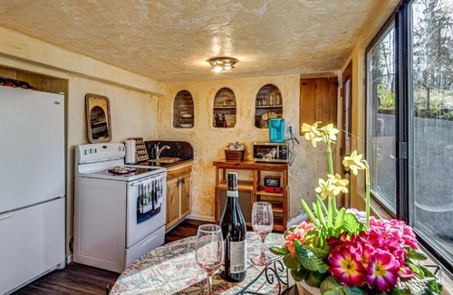 Burley Apartment | Walk to Beach! Scenic 'Wine Studio' in Gig Harbor