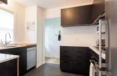 Belmont House | ★ Walk to Belmont - 2-bed/1-bath - Walk Score: 95!