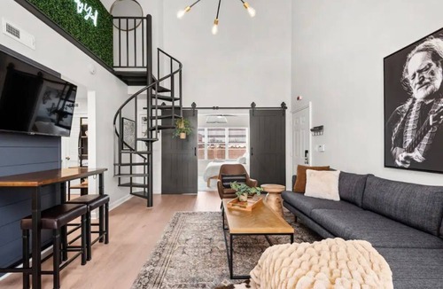 Rutledge Hill Apartment | Walk to Broadway! Central Trendy Loft/2 King 1Qn