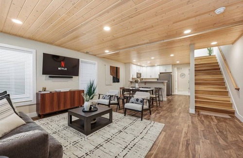Southeast Boise House | *Walk To BSU*HotTub*Parking*300Mbps*Smart TV*W/D*A/C