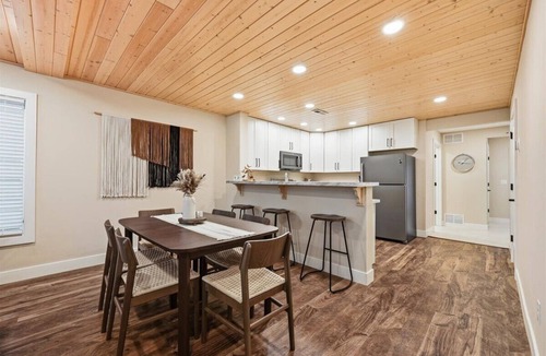 Southeast Boise House | *Walk To BSU*HotTub*Parking*300Mbps*Smart TV*W/D*A/C