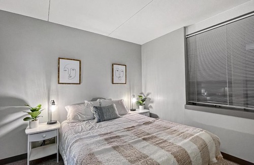 Downtown Des Moines Apartment | Walk to Caseys Center Quiet Downtown Stay