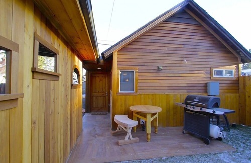 River West Cottage | Walk to downtown and amphitheater