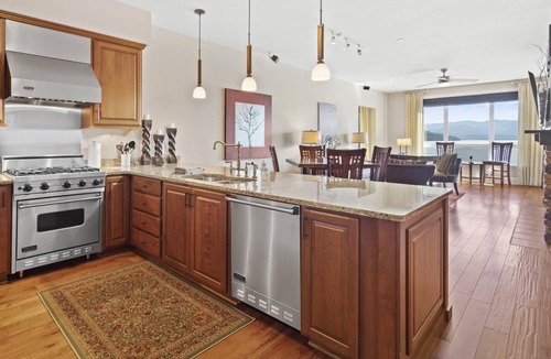Sandpoint Condo | Walk to Downtown, Top Floor- Seasons at Sandpoint