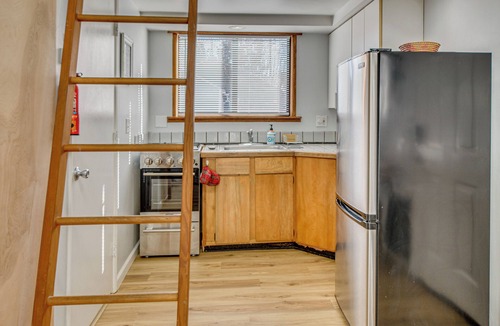 Siskiyou-Hargadine Historic District Apartment | Walk to Dtwn Ashland! Couple's Retreat w/Yard