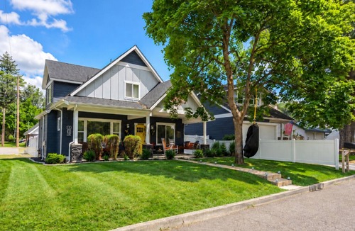 Coeur d'Alene House | Walk to lake, downtown, shops & eateries. Coffee bar. Sleeps 10.