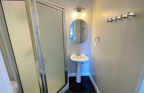 Chelan Bed & Breakfast | Walk to Lake & Downtown Chelan! Room #3