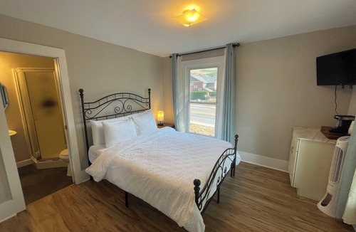 Chelan Bed & Breakfast | Walk to Lake & Downtown Chelan! Room #4