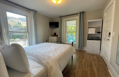 Chelan Bed & Breakfast | Walk to Lake & Downtown Chelan! Room #4