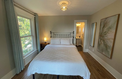 Chelan Bed & Breakfast | Walk to Lake & Downtown Chelan! Room #5