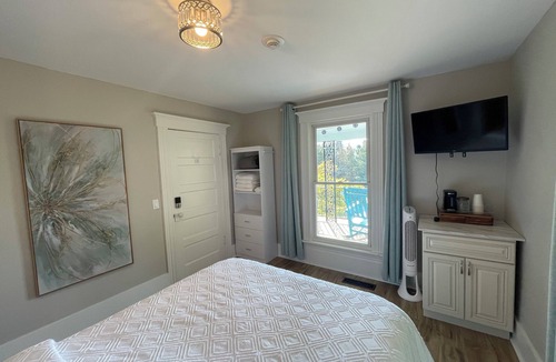 Chelan Bed & Breakfast | Walk to Lake & Downtown Chelan! Room #5