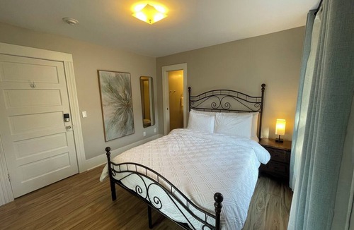 Chelan Cabin | Walk to Lake & Downtown Chelan! Room #1