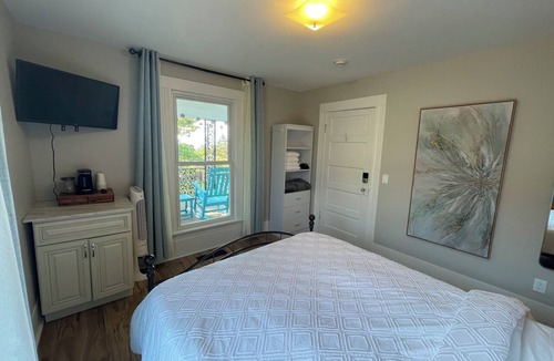 Chelan Cabin | Walk to Lake & Downtown Chelan! Room #1
