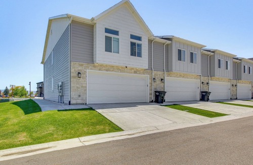 Garden City Apartment | Walk to Marina & Lake: Spacious Garden City Gem!