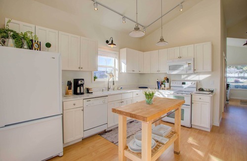 Pacific Beach Cottage | Walk to Ocean! Chic 'Summer House Cottage'