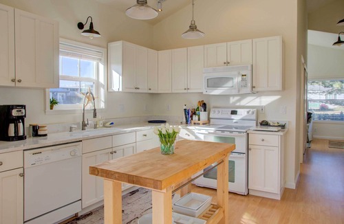 Pacific Beach Cottage | Walk to Ocean! Chic 'Summer House Cottage'