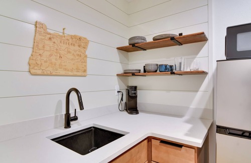 West Haven-Sylvan Apartment | Walk to St Vincent Hospital: Chic Portland Apt