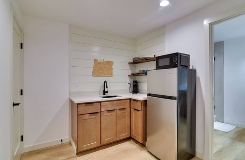 West Haven-Sylvan Apartment | Walk to St Vincent Hospital: Chic Portland Apt