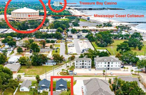 Biloxi Cabin | Walk to the beach, comes with two bikes, fully fenced in back yard!