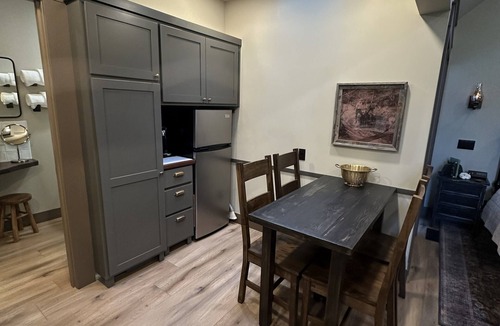 Jacksonville Cottage | Walk to the Britt Festival and downtown Jacksonville from this newly remodeled luxury cottage. Features a king bed with luxury linens, dramatic centerpiece fireplace, pull-out sofa, full kitchen, and spa-style bathroom.
