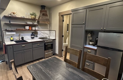 Jacksonville Cottage | Walk to the Britt Festival and downtown Jacksonville from this newly remodeled luxury cottage. Features a king bed with luxury linens, dramatic centerpiece fireplace, pull-out sofa, full kitchen, and spa-style bathroom.