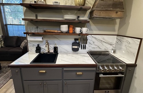 Jacksonville Cottage | Walk to the Britt Festival and downtown Jacksonville from this newly remodeled luxury cottage. Features a king bed with luxury linens, dramatic centerpiece fireplace, pull-out sofa, full kitchen, and spa-style bathroom.