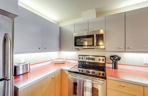 Chelan Condo | Walk to the Lake: Chelan Condo w/Mtn Views!
