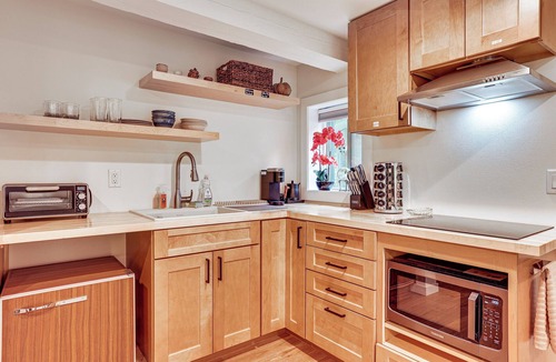 Bow Apartment | Walk to The Oyster Bar: Chuckanut Dr Retreat!