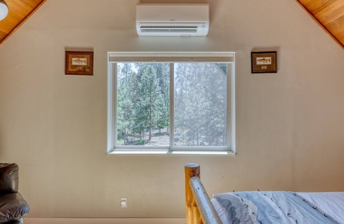 Sunriver House | Walk to the Village, Hot Tub, SHARC pass, AC, Games, Bikes, Grill, Pet-Friendly