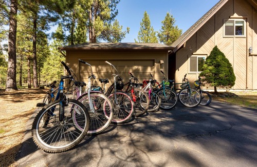 Sunriver House | Walk to the Village, Hot Tub, SHARC pass, AC, Games, Bikes, Grill, Pet-Friendly