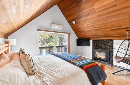 Sunriver House | Walk to the Village, Hot Tub, SHARC pass, AC, Games, Bikes, Grill, Pet-Friendly