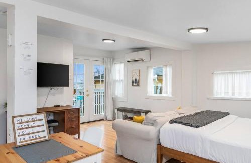 North End Apartment | Walk to the waterfront! The Hobbit House