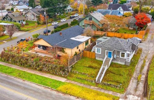 North End Apartment | Walk to the waterfront! The Hobbit House